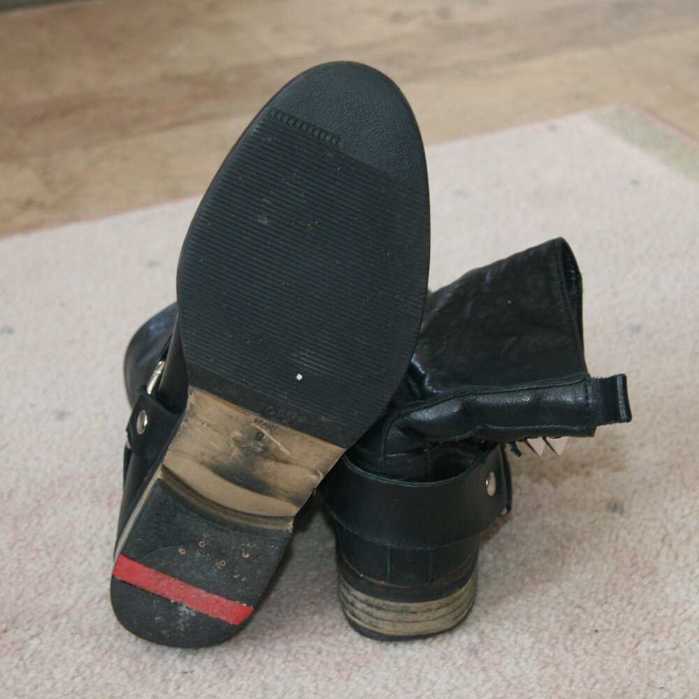 Gorgeous leather studded short harness boot - Picture 4 of 4